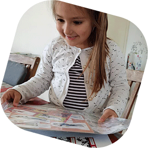 Petite fille ouvrant un courrier Epopia