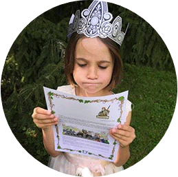 Petit fille lisant ses lettres Epopia