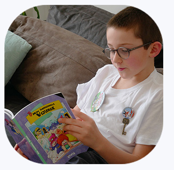 Un garçon lit son livre personnalisé Epopia